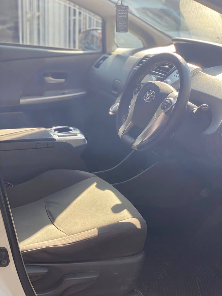 Toyota Prius Alpha 5 Seater