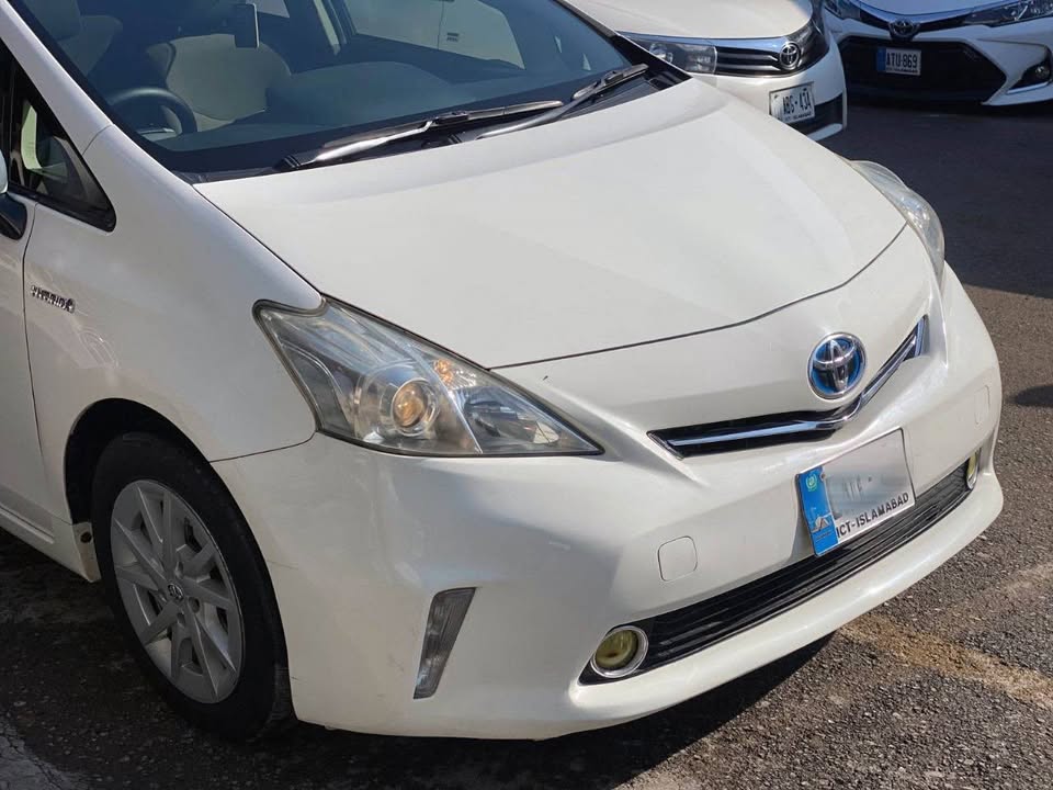 Toyota Prius Alpha 5 Seater